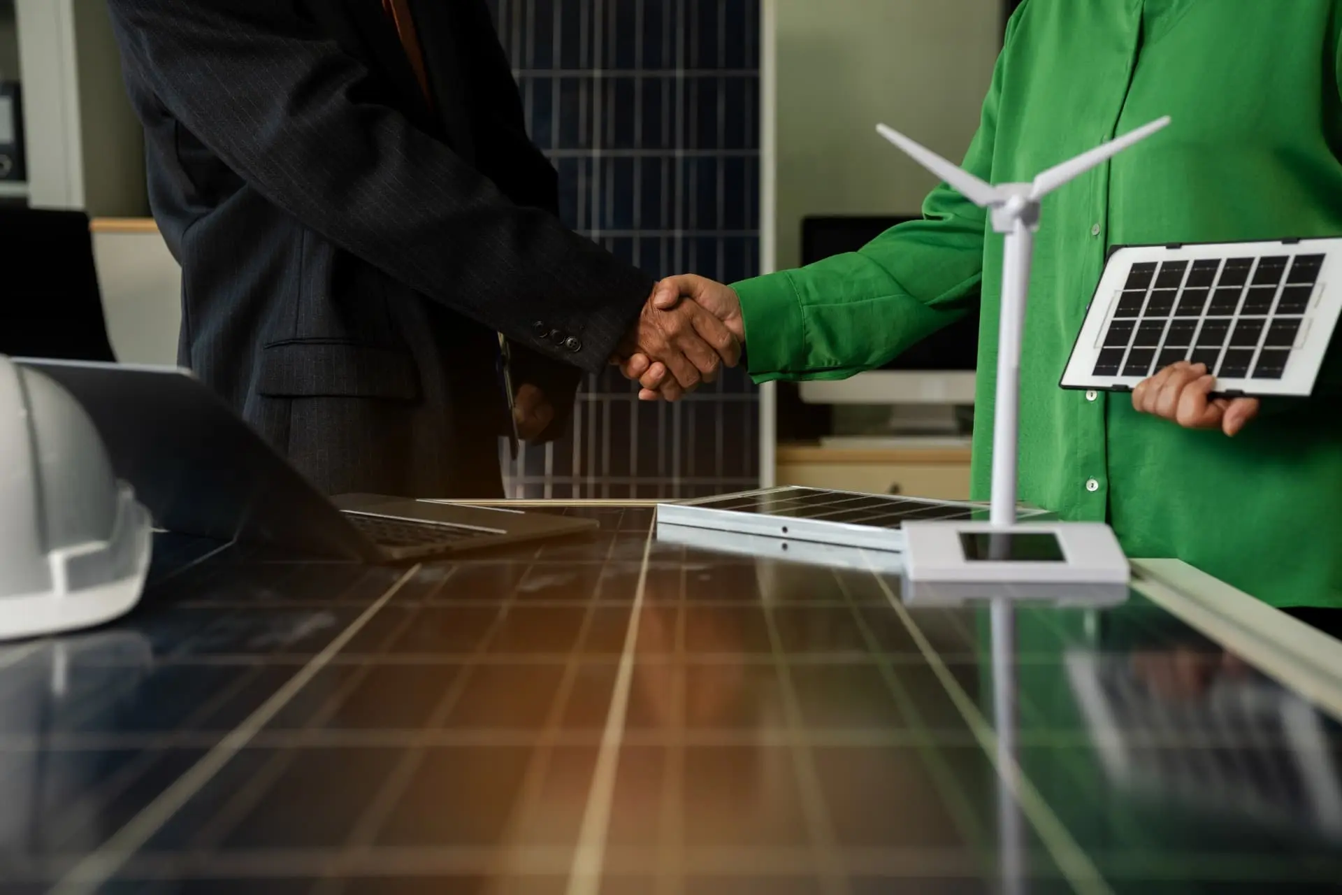 Empresários apertam as mãos em acordo sobre energia renovável no mercado livre.