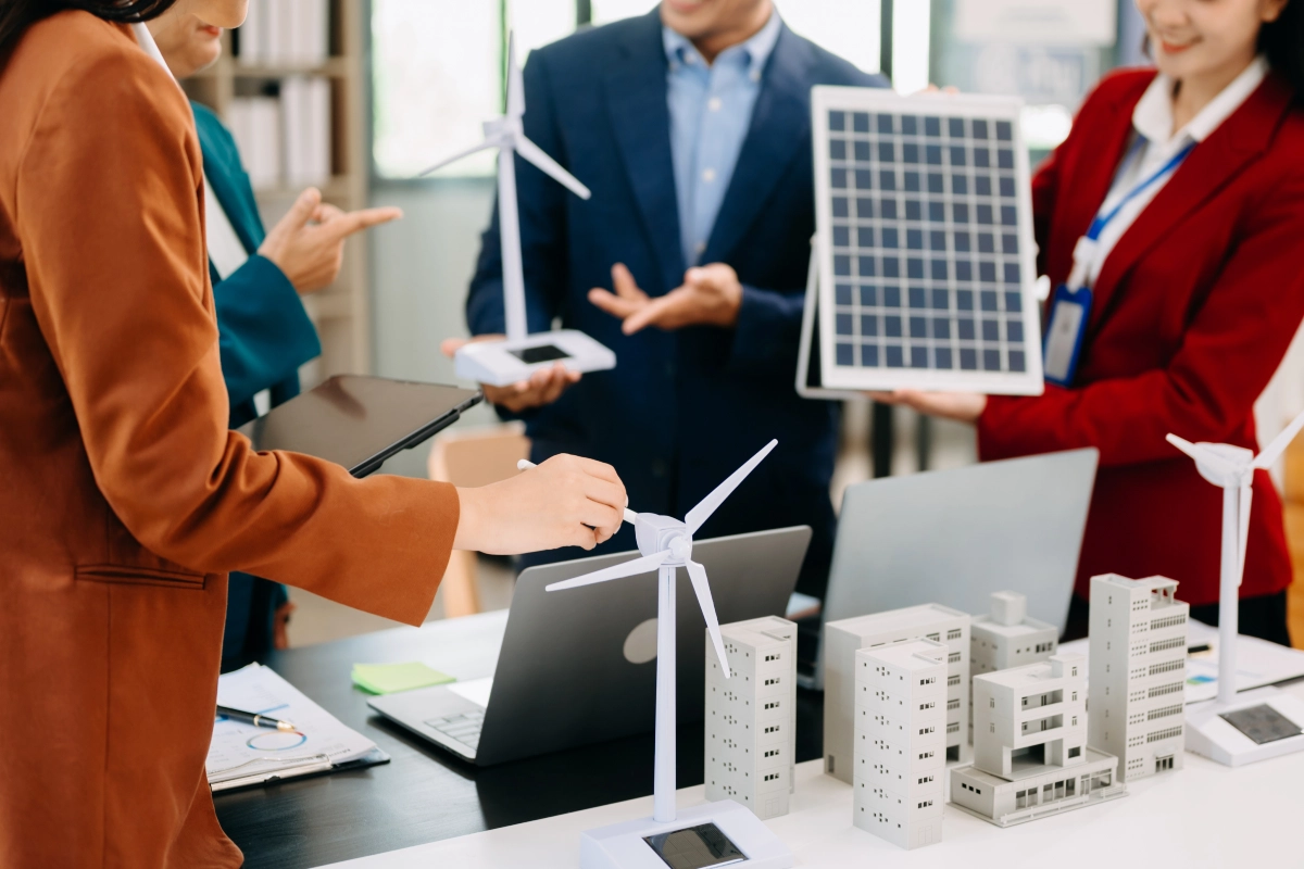 Discussão entre empresários sobre os últimos desenvolvimentos em tecnologia de painéis de células solares e conceito de cidade ambiental de energia