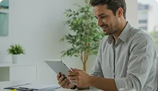 homem utilizando um tablet